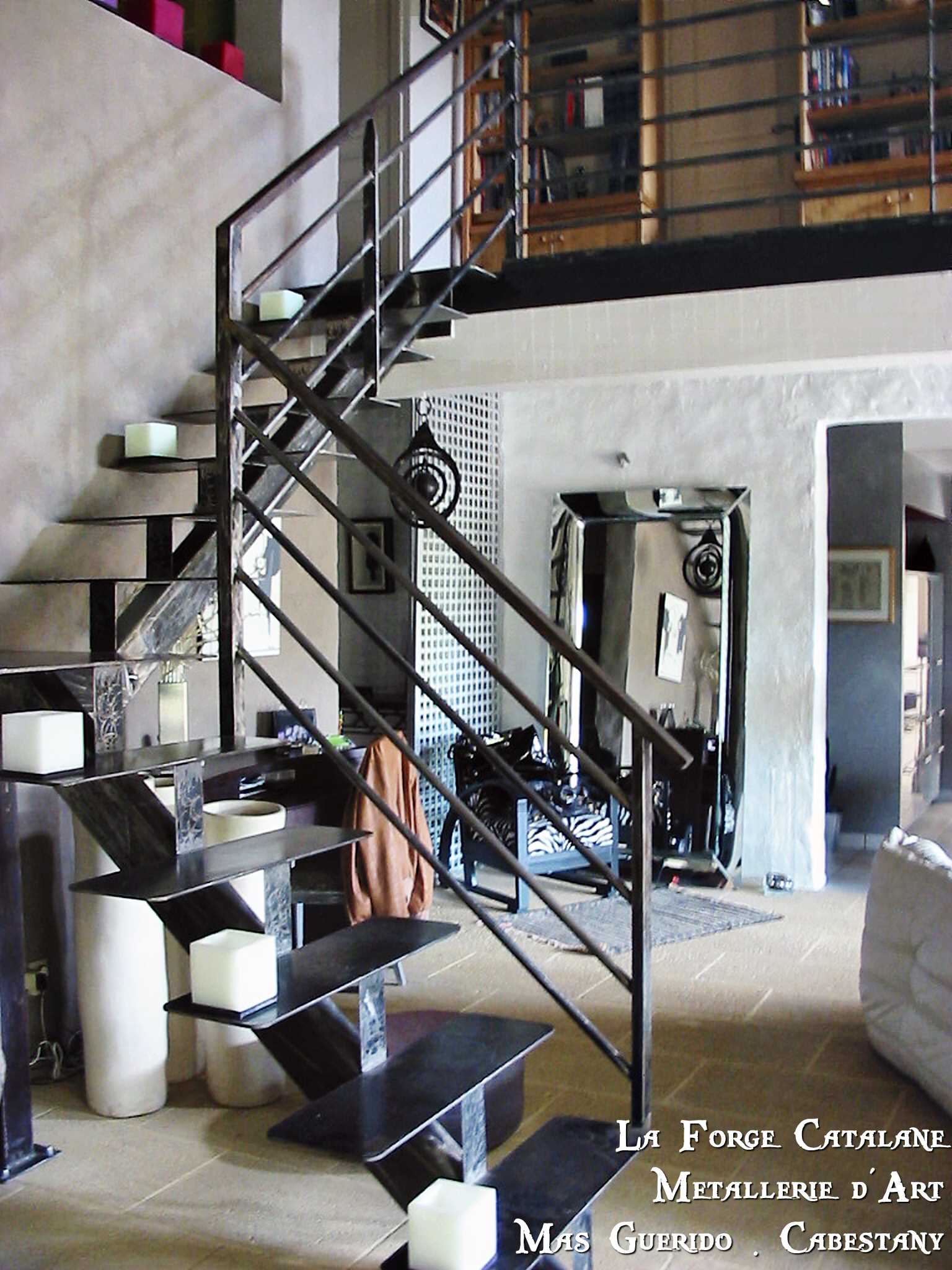 escalier limon central marches fer rampant et garde corps lisses horizontal forge catalane.jpg